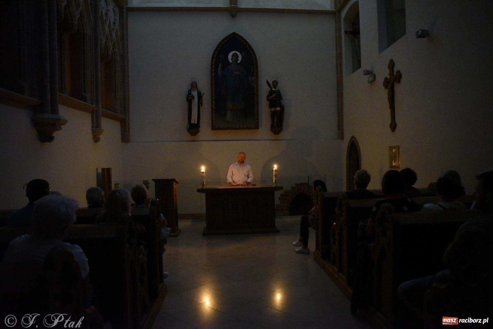 Zdjęcie w galerii na portalu naszraciborz.pl: Nocne zwiedzanie zamku w Raciborzu z wejściem do podziemi starej baszty wiadomości z regionu