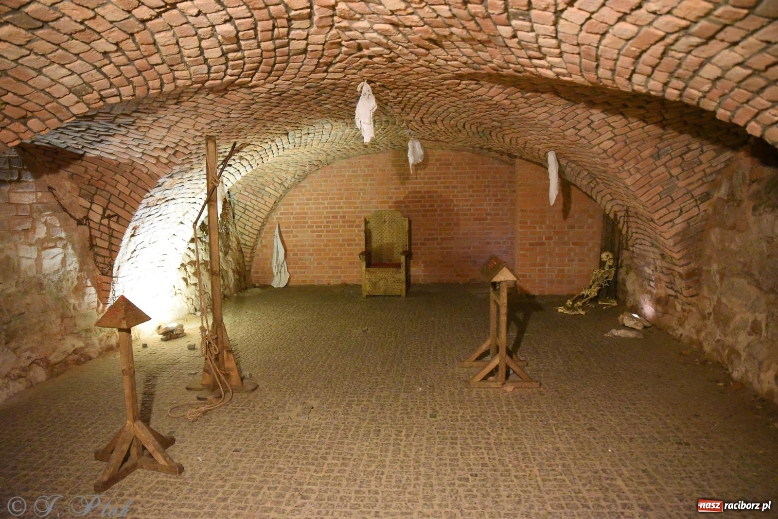 Zdjęcie w galerii na portalu naszraciborz.pl: Nocne zwiedzanie zamku w Raciborzu z wejściem do podziemi starej baszty wiadomości z regionu