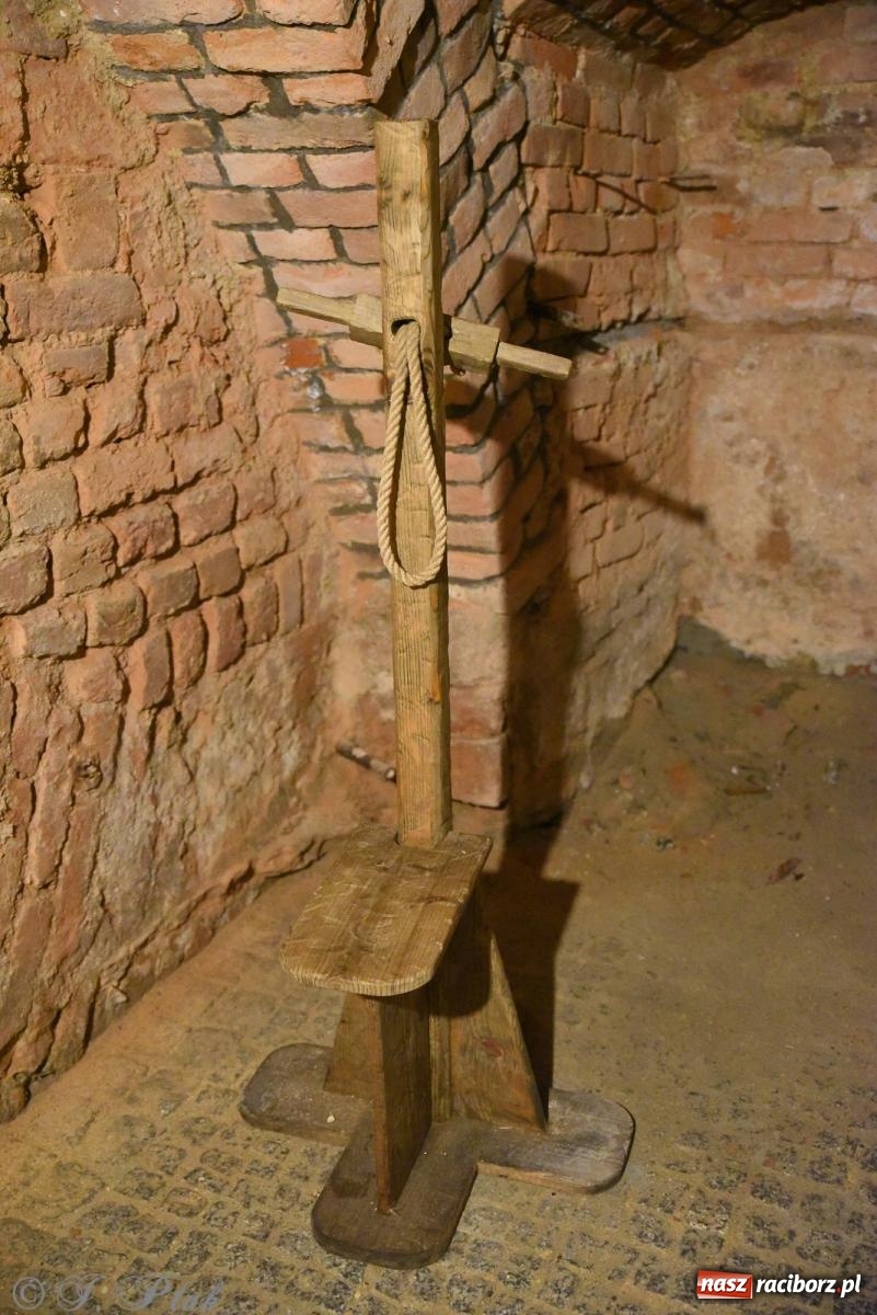 Zdjęcie w galerii na portalu naszraciborz.pl: Nocne zwiedzanie zamku w Raciborzu z wejściem do podziemi starej baszty wiadomości z regionu