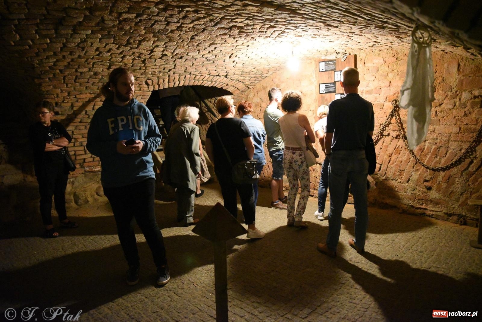 Zdjęcie w galerii na portalu naszraciborz.pl: Nocne zwiedzanie zamku w Raciborzu z wejściem do podziemi starej baszty wiadomości z regionu