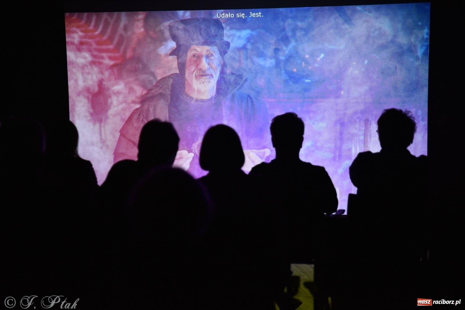 Zdjęcie w galerii na portalu naszraciborz.pl: Nocne zwiedzanie zamku w Raciborzu z wejściem do podziemi starej baszty wiadomości z regionu