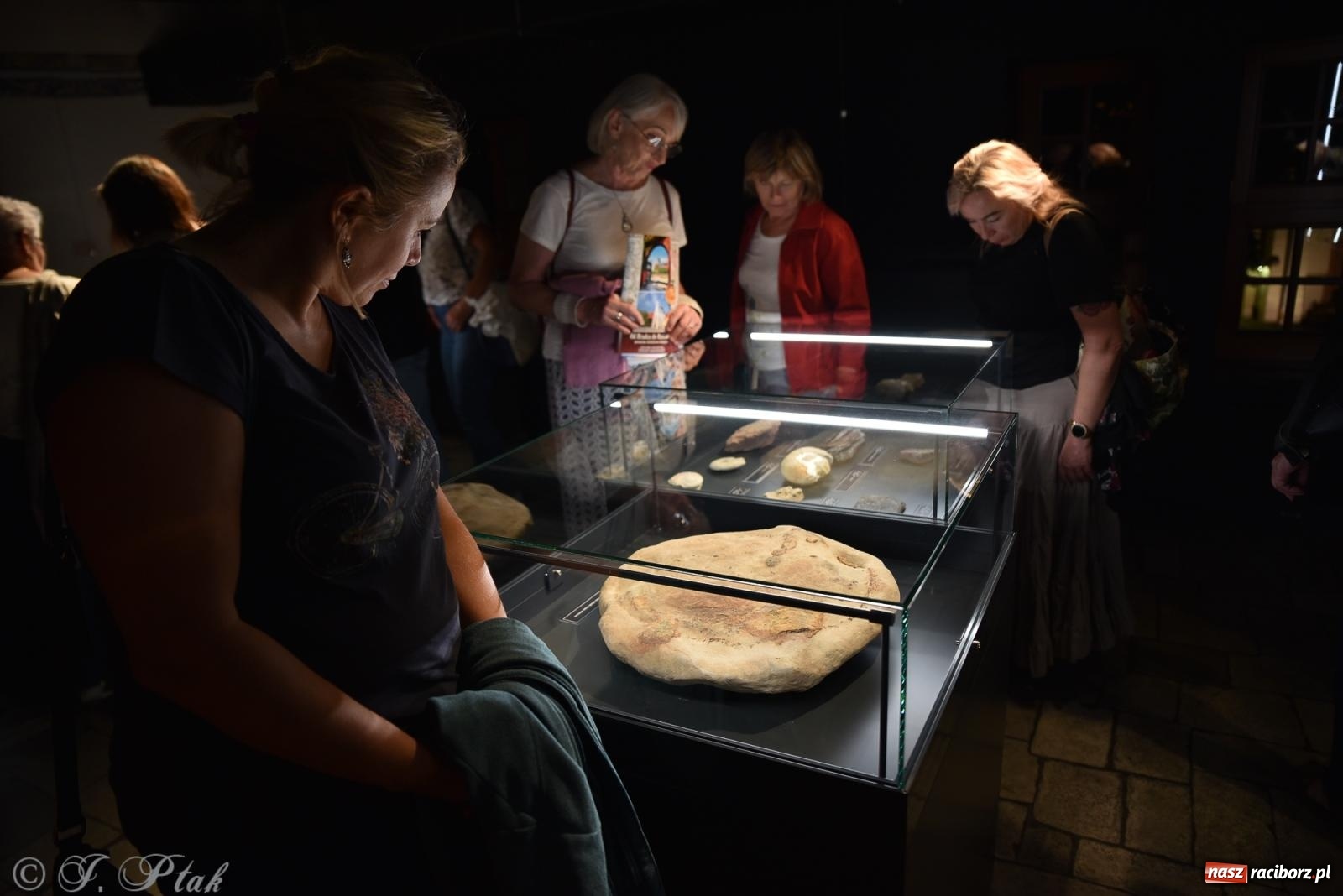 Zdjęcie w galerii na portalu naszraciborz.pl: Nocne zwiedzanie zamku w Raciborzu z wejściem do podziemi starej baszty wiadomości z regionu