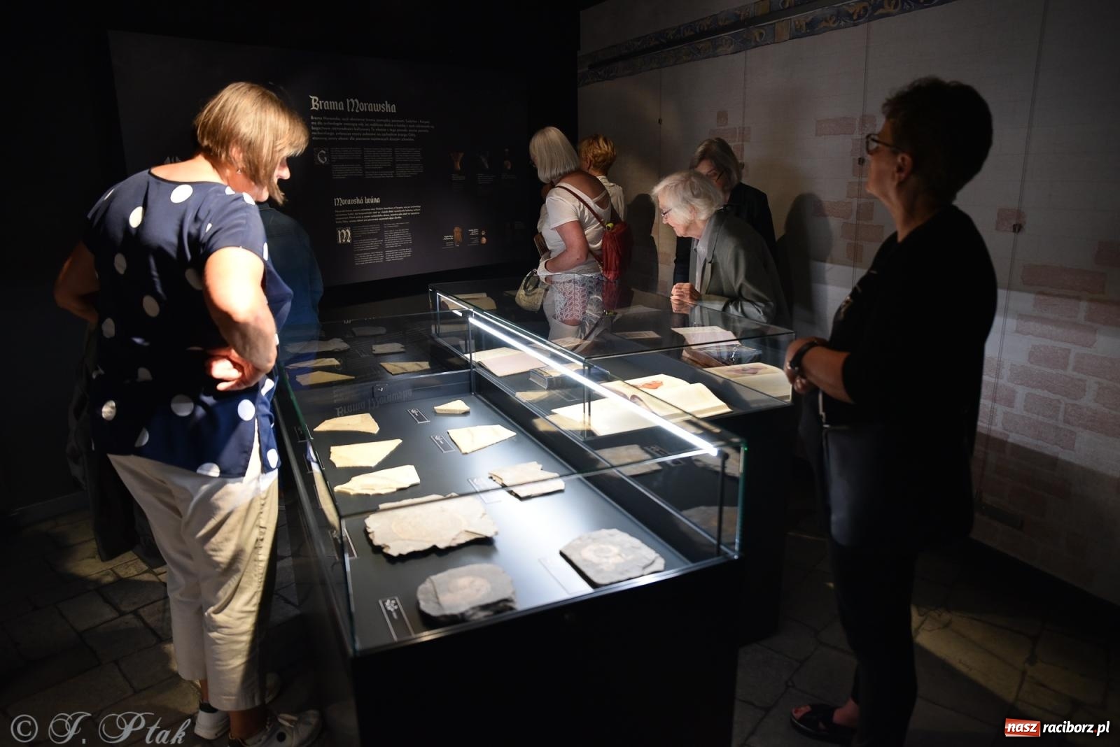 Zdjęcie w galerii na portalu naszraciborz.pl: Nocne zwiedzanie zamku w Raciborzu z wejściem do podziemi starej baszty wiadomości z regionu