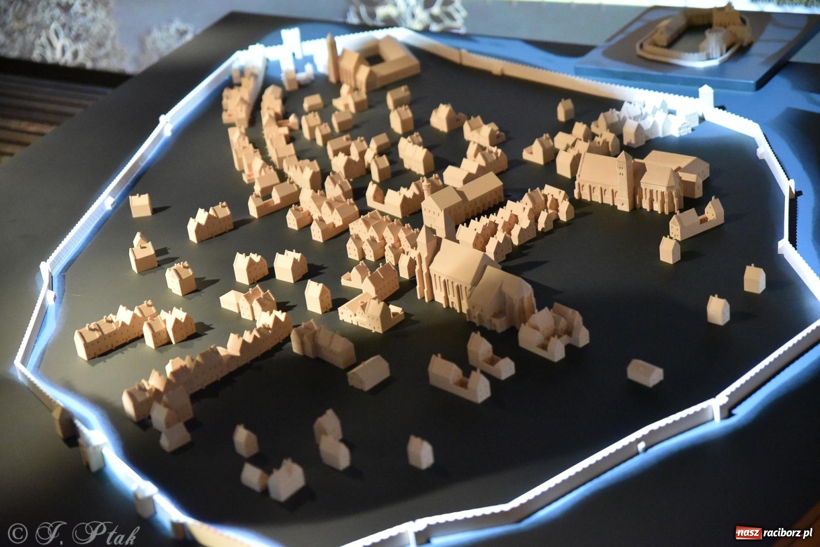 Zdjęcie w galerii na portalu naszraciborz.pl: Nocne zwiedzanie zamku w Raciborzu z wejściem do podziemi starej baszty wiadomości z regionu