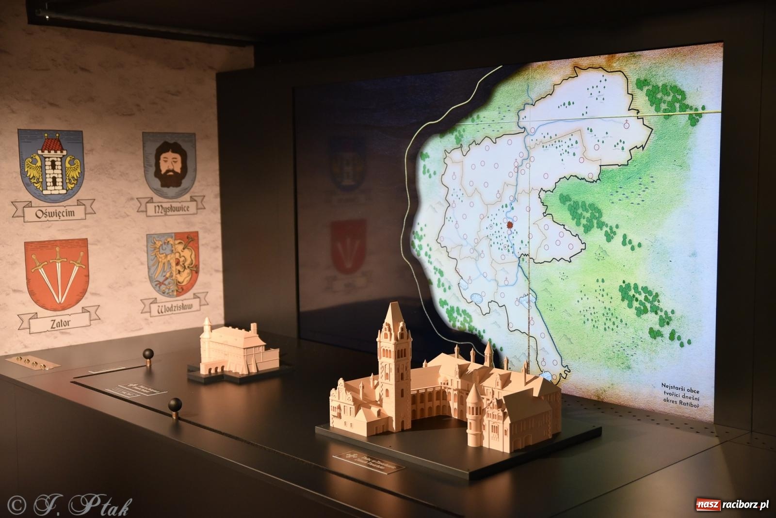 Zdjęcie w galerii na portalu naszraciborz.pl: Nocne zwiedzanie zamku w Raciborzu z wejściem do podziemi starej baszty wiadomości z regionu