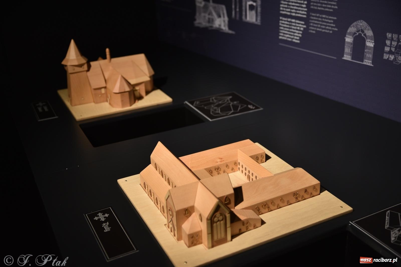 Zdjęcie w galerii na portalu naszraciborz.pl: Nocne zwiedzanie zamku w Raciborzu z wejściem do podziemi starej baszty wiadomości z regionu