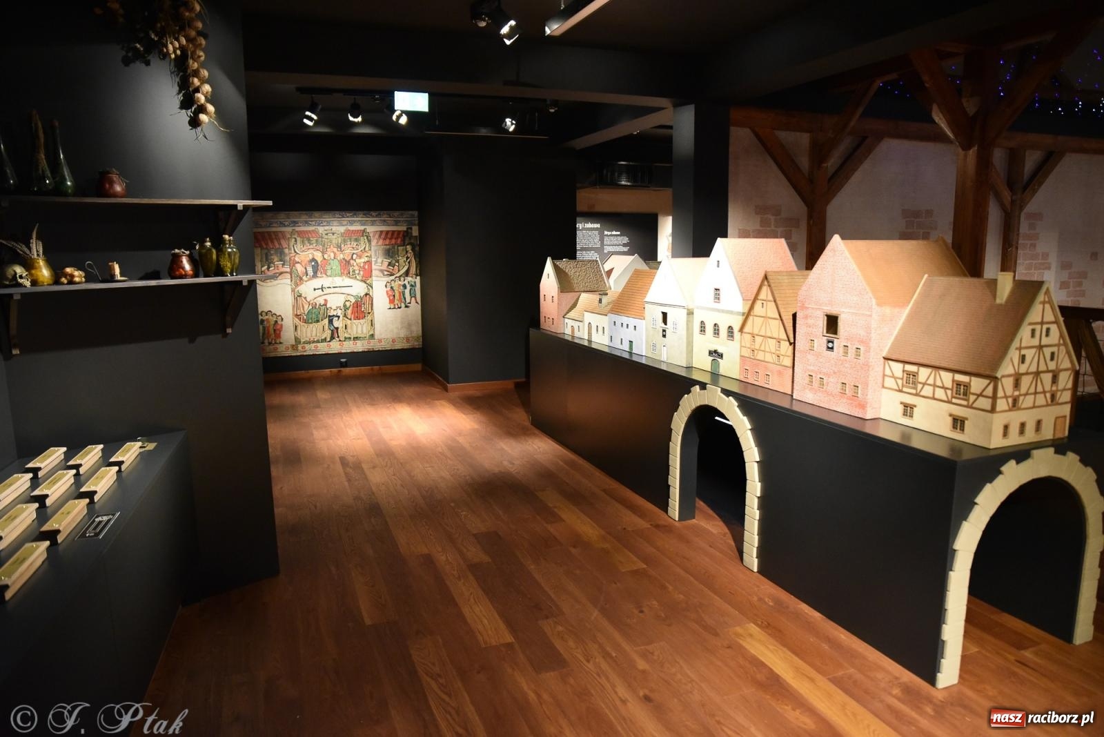 Zdjęcie w galerii na portalu naszraciborz.pl: Nocne zwiedzanie zamku w Raciborzu z wejściem do podziemi starej baszty wiadomości z regionu