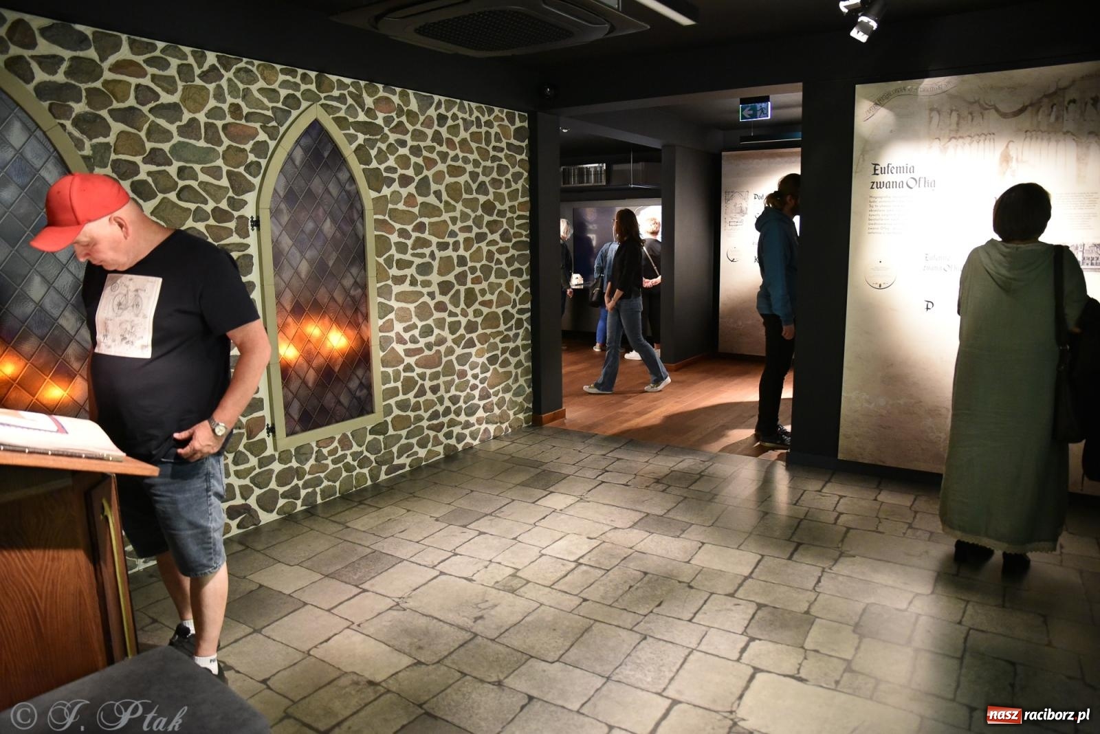 Zdjęcie w galerii na portalu naszraciborz.pl: Nocne zwiedzanie zamku w Raciborzu z wejściem do podziemi starej baszty wiadomości z regionu