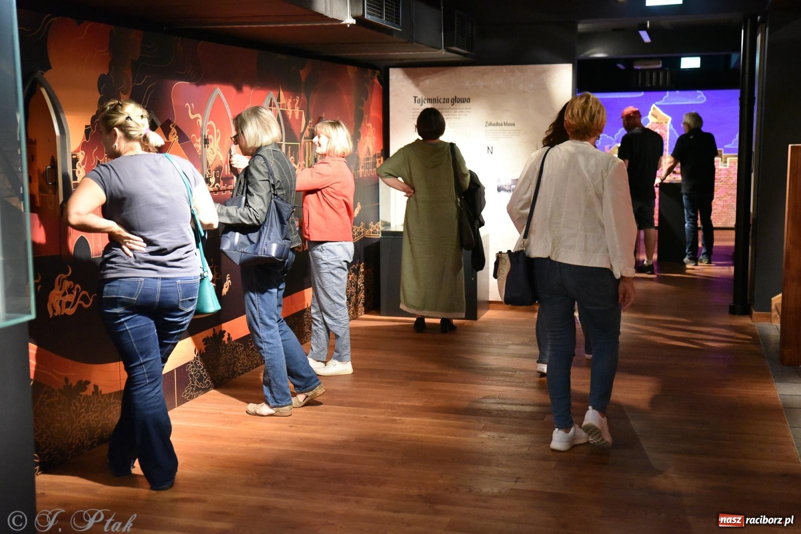 Zdjęcie w galerii na portalu naszraciborz.pl: Nocne zwiedzanie zamku w Raciborzu z wejściem do podziemi starej baszty wiadomości z regionu