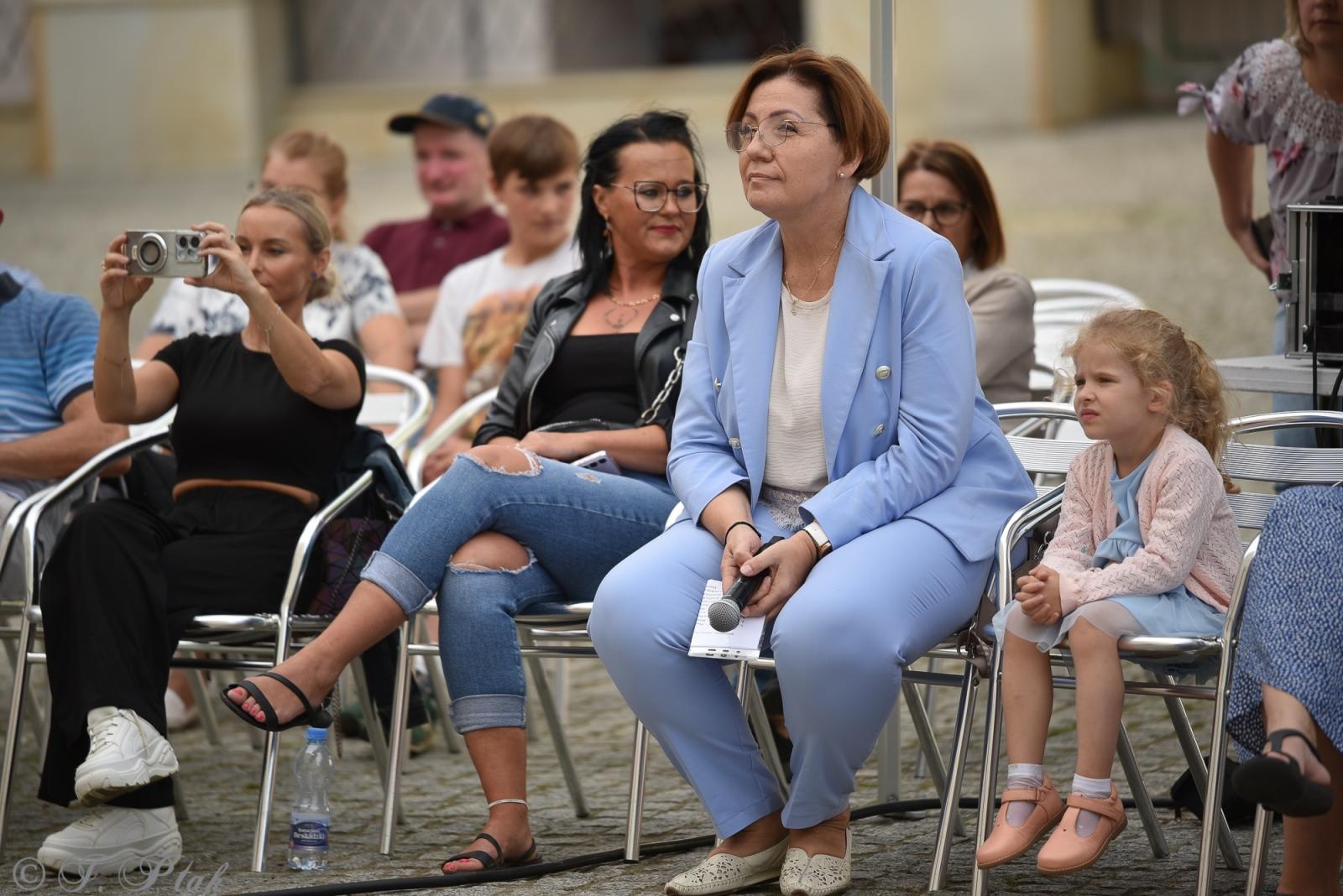 Zdjęcie w galerii na portalu naszraciborz.pl: Wokalistki MDK zaśpiewały na Zamku w Raciborzu [FOTO i WIDEO] wiadomości z regionu