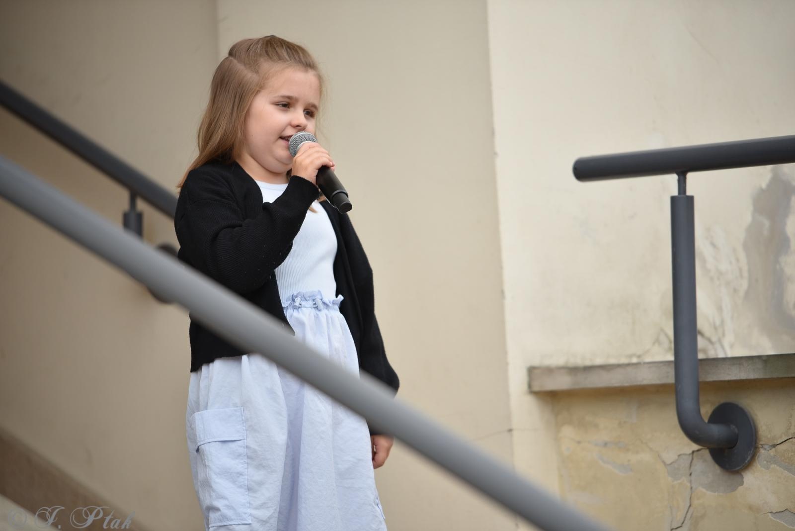 Zdjęcie w galerii na portalu naszraciborz.pl: Wokalistki MDK zaśpiewały na Zamku w Raciborzu [FOTO i WIDEO] wiadomości z regionu