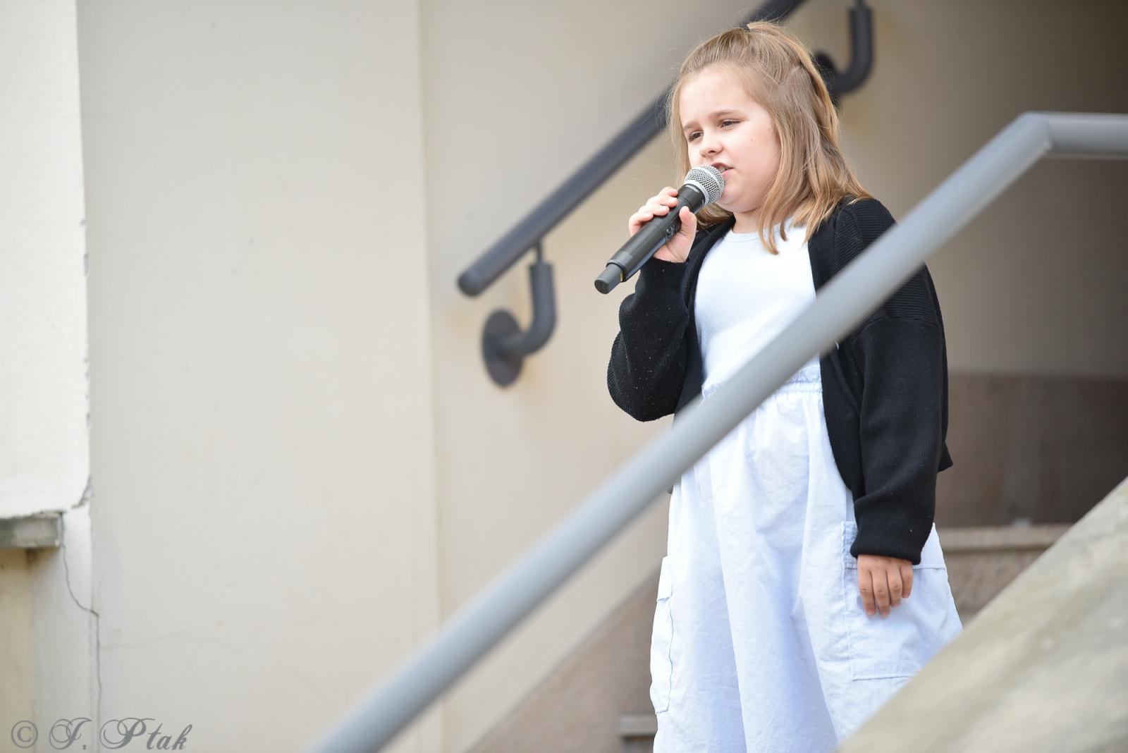 Zdjęcie w galerii na portalu naszraciborz.pl: Wokalistki MDK zaśpiewały na Zamku w Raciborzu [FOTO i WIDEO] wiadomości z regionu