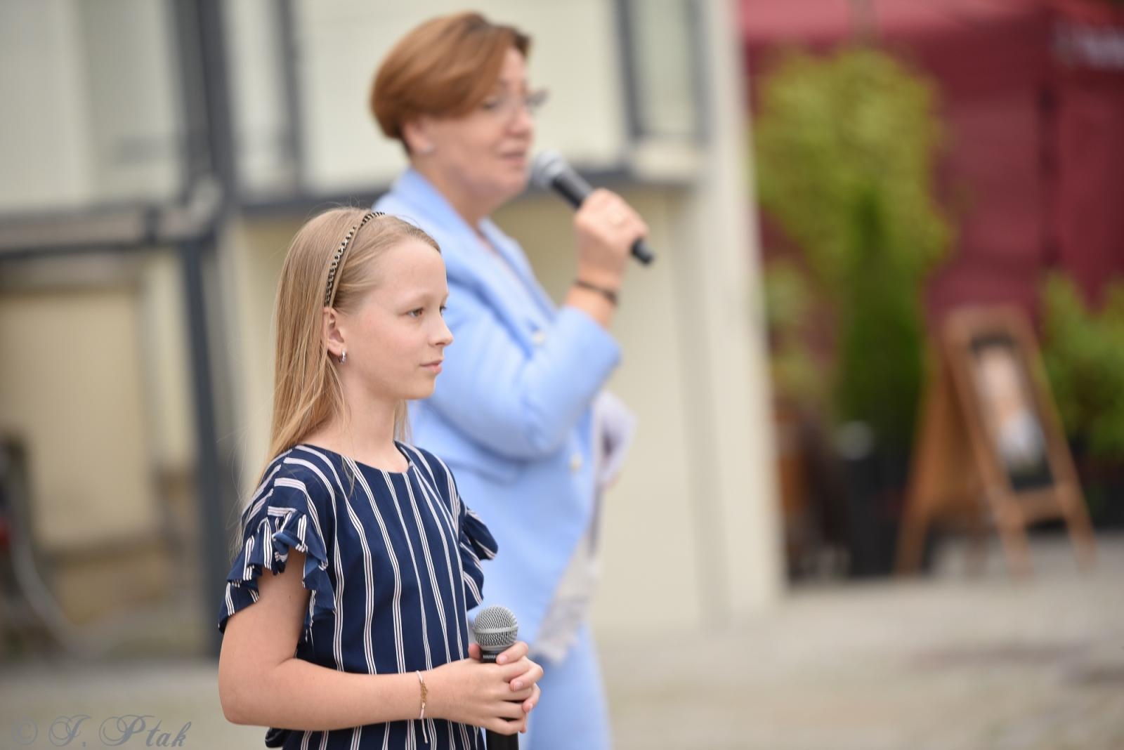 Zdjęcie w galerii na portalu naszraciborz.pl: Wokalistki MDK zaśpiewały na Zamku w Raciborzu [FOTO i WIDEO] wiadomości z regionu