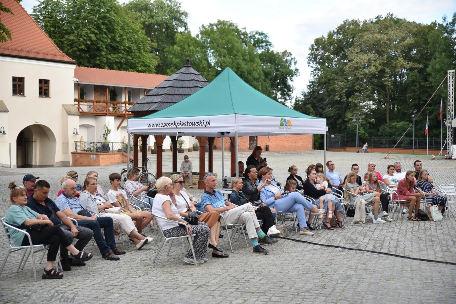 Zdjęcie w galerii na portalu naszraciborz.pl: Wokalistki MDK zaśpiewały na Zamku w Raciborzu [FOTO i WIDEO] wiadomości z regionu