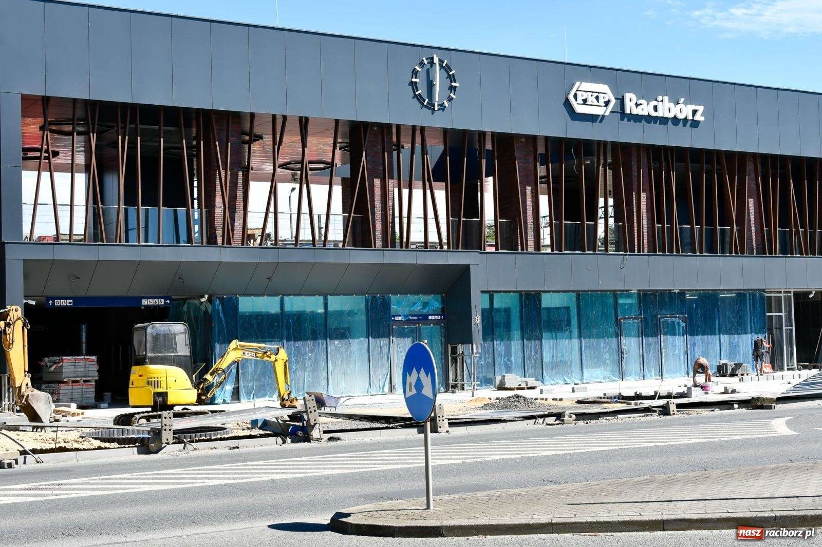 Zdjęcie w galerii na portalu naszraciborz.pl: Ogrodzenie runęło pokazując całą fasadę nowego dworca w Raciborzu [FOTO] wiadomości z regionu