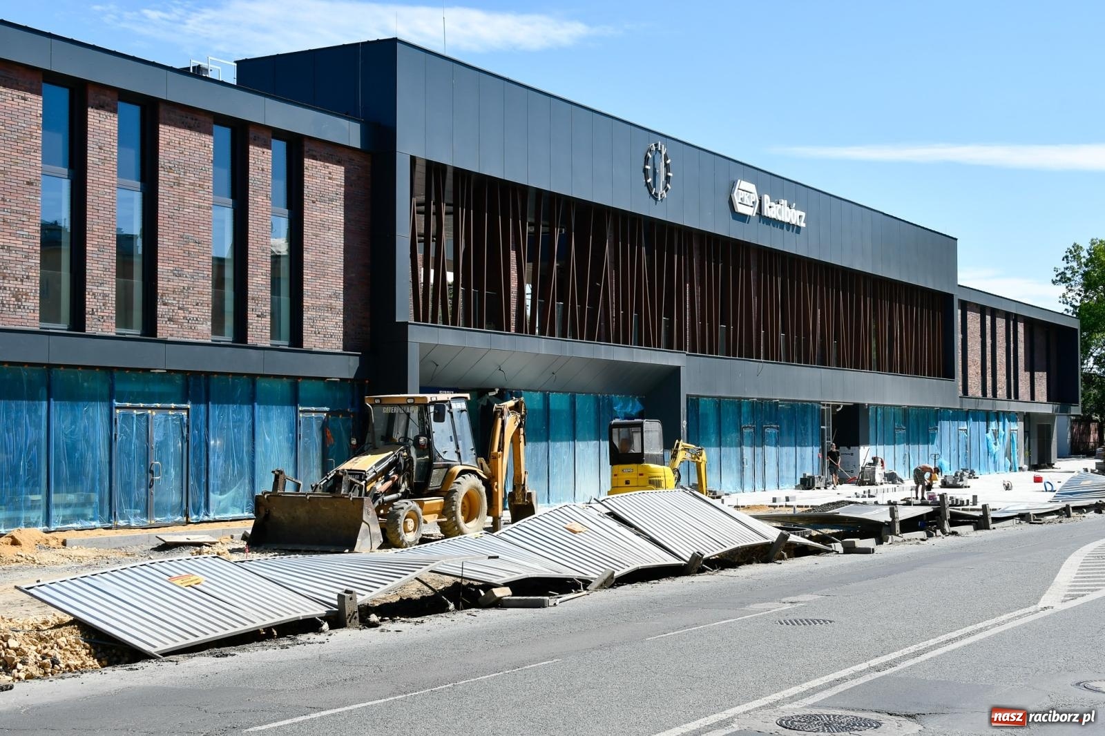 Zdjęcie w galerii na portalu naszraciborz.pl: Ogrodzenie runęło pokazując całą fasadę nowego dworca w Raciborzu [FOTO] wiadomości z regionu