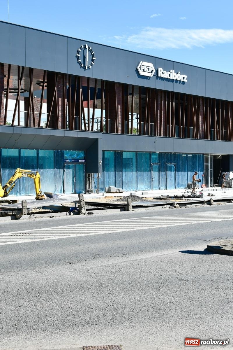Zdjęcie w galerii na portalu naszraciborz.pl: Ogrodzenie runęło pokazując całą fasadę nowego dworca w Raciborzu [FOTO] wiadomości z regionu