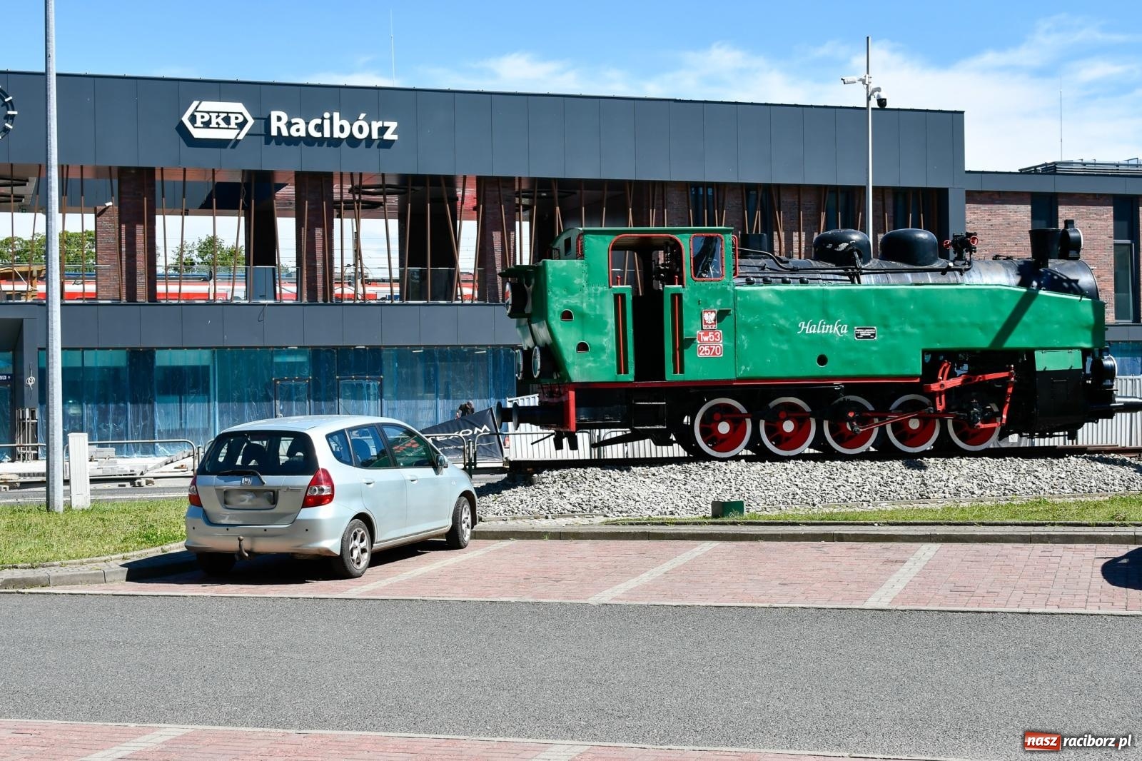 Zdjęcie w galerii na portalu naszraciborz.pl: Ogrodzenie runęło pokazując całą fasadę nowego dworca w Raciborzu [FOTO] wiadomości z regionu