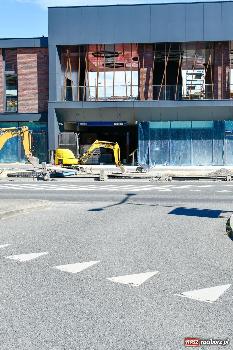 Zdjęcie w galerii na portalu naszraciborz.pl: Ogrodzenie runęło pokazując całą fasadę nowego dworca w Raciborzu [FOTO] wiadomości z regionu