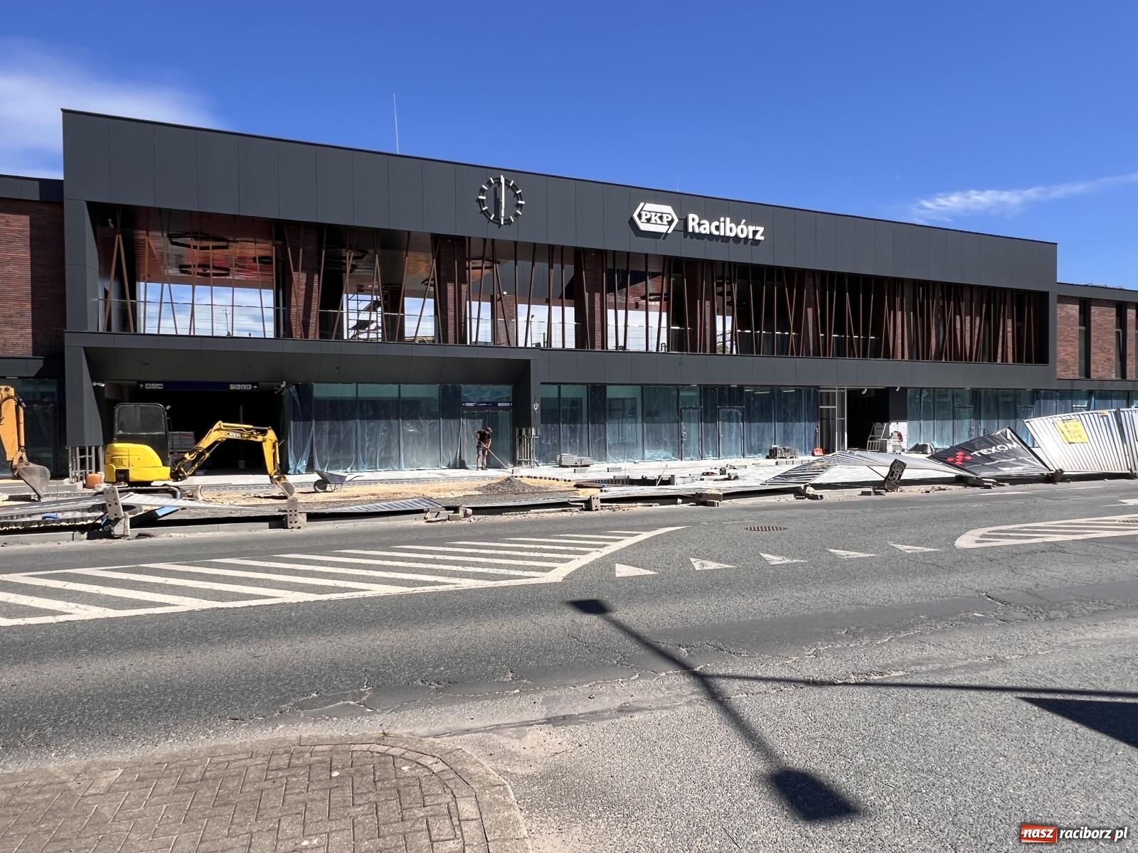 Zdjęcie w galerii na portalu naszraciborz.pl: Ogrodzenie runęło pokazując całą fasadę nowego dworca w Raciborzu [FOTO] wiadomości z regionu