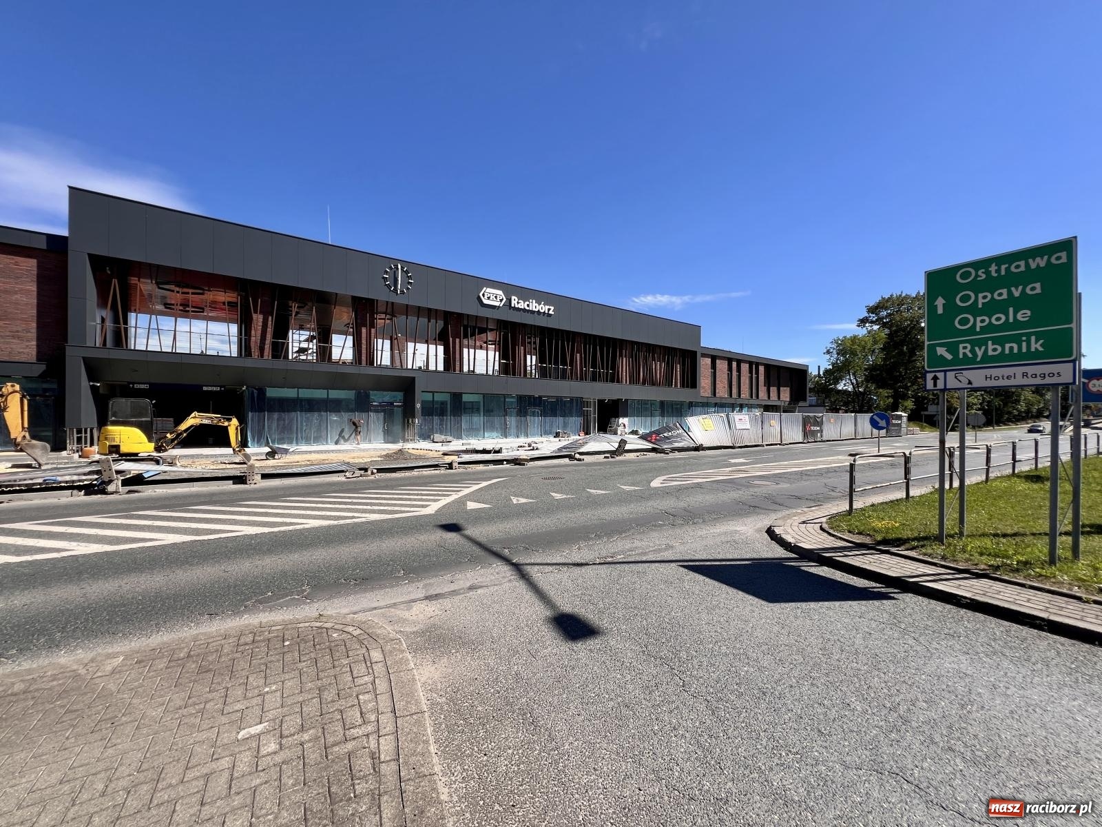 Zdjęcie w galerii na portalu naszraciborz.pl: Ogrodzenie runęło pokazując całą fasadę nowego dworca w Raciborzu [FOTO] wiadomości z regionu