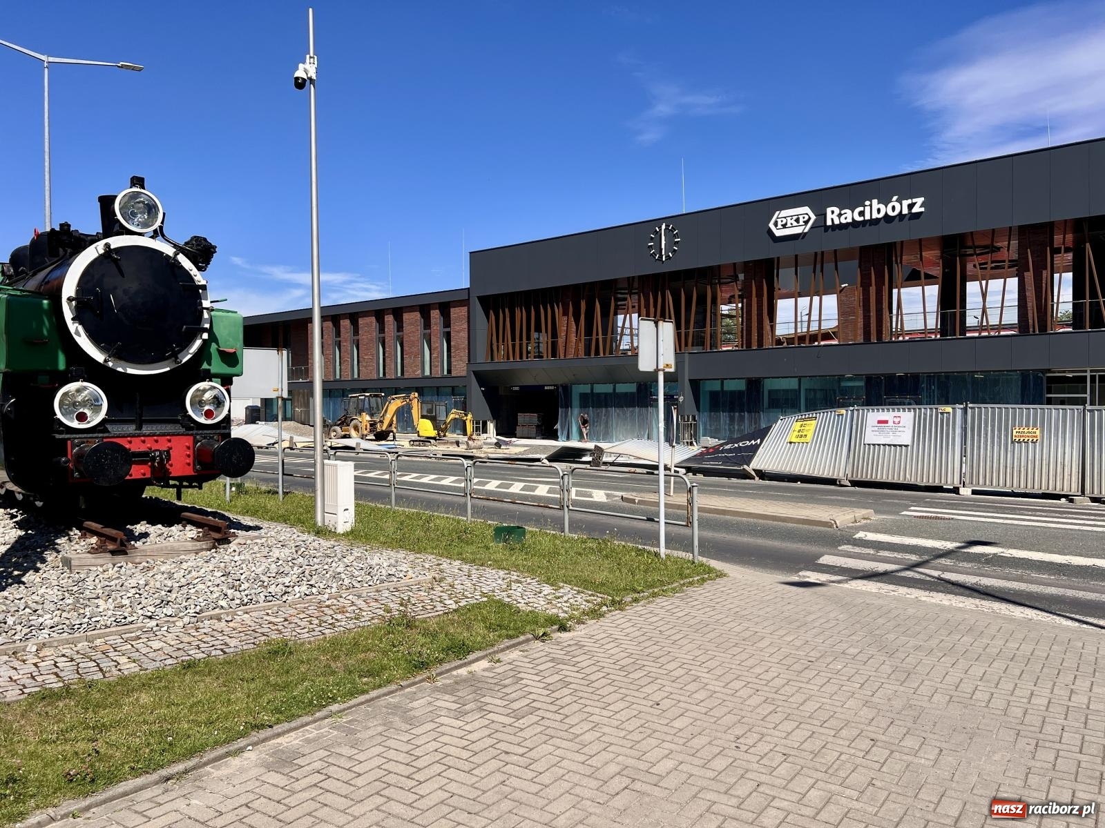Zdjęcie w galerii na portalu naszraciborz.pl: Ogrodzenie runęło pokazując całą fasadę nowego dworca w Raciborzu [FOTO] wiadomości z regionu