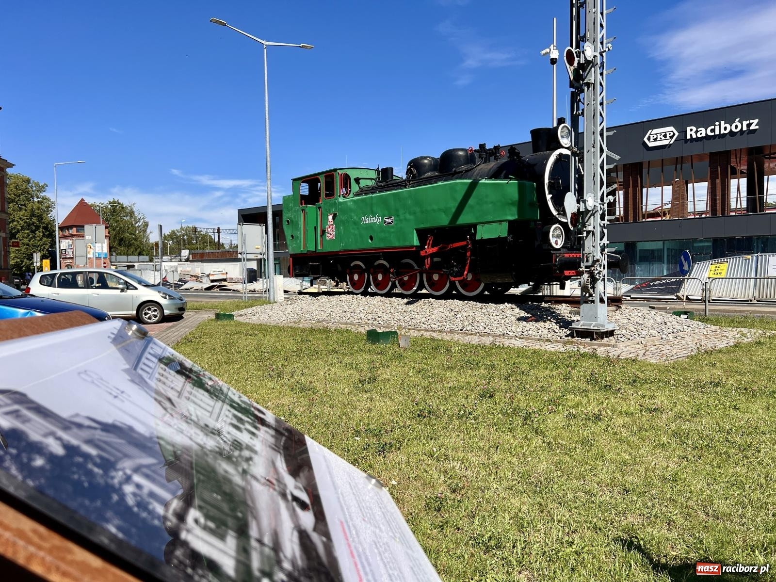Zdjęcie w galerii na portalu naszraciborz.pl: Ogrodzenie runęło pokazując całą fasadę nowego dworca w Raciborzu [FOTO] wiadomości z regionu