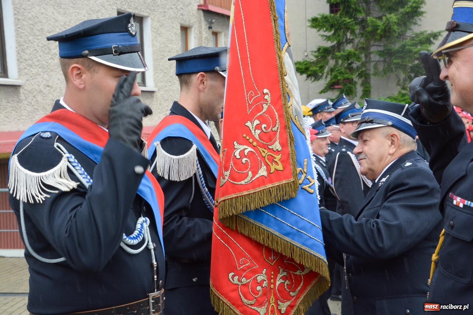 Zdjęcie w galerii na portalu naszraciborz.pl: Taki prezent na strażackie urodziny zdarza się rzadko. OSP Krzanowice świętuje 135-lecie [FOTO i WIDEO] wiadomości z regionu