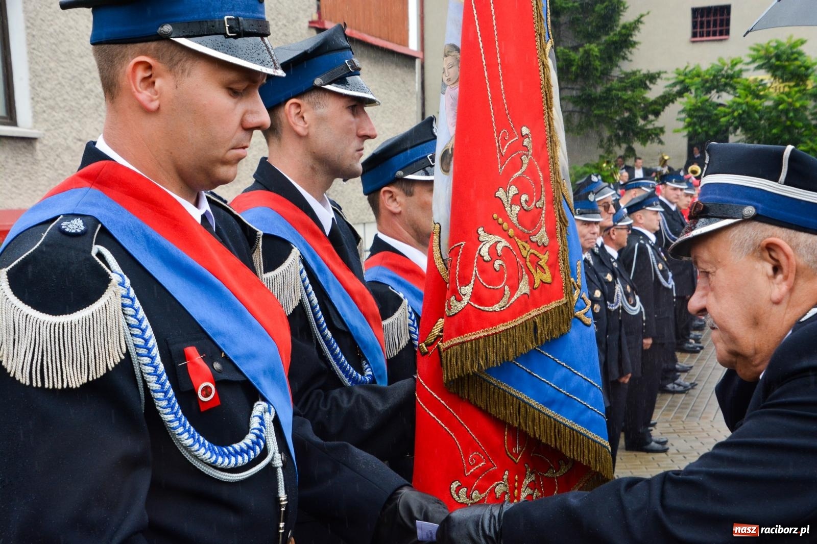 Zdjęcie w galerii na portalu naszraciborz.pl: Taki prezent na strażackie urodziny zdarza się rzadko. OSP Krzanowice świętuje 135-lecie [FOTO i WIDEO] wiadomości z regionu