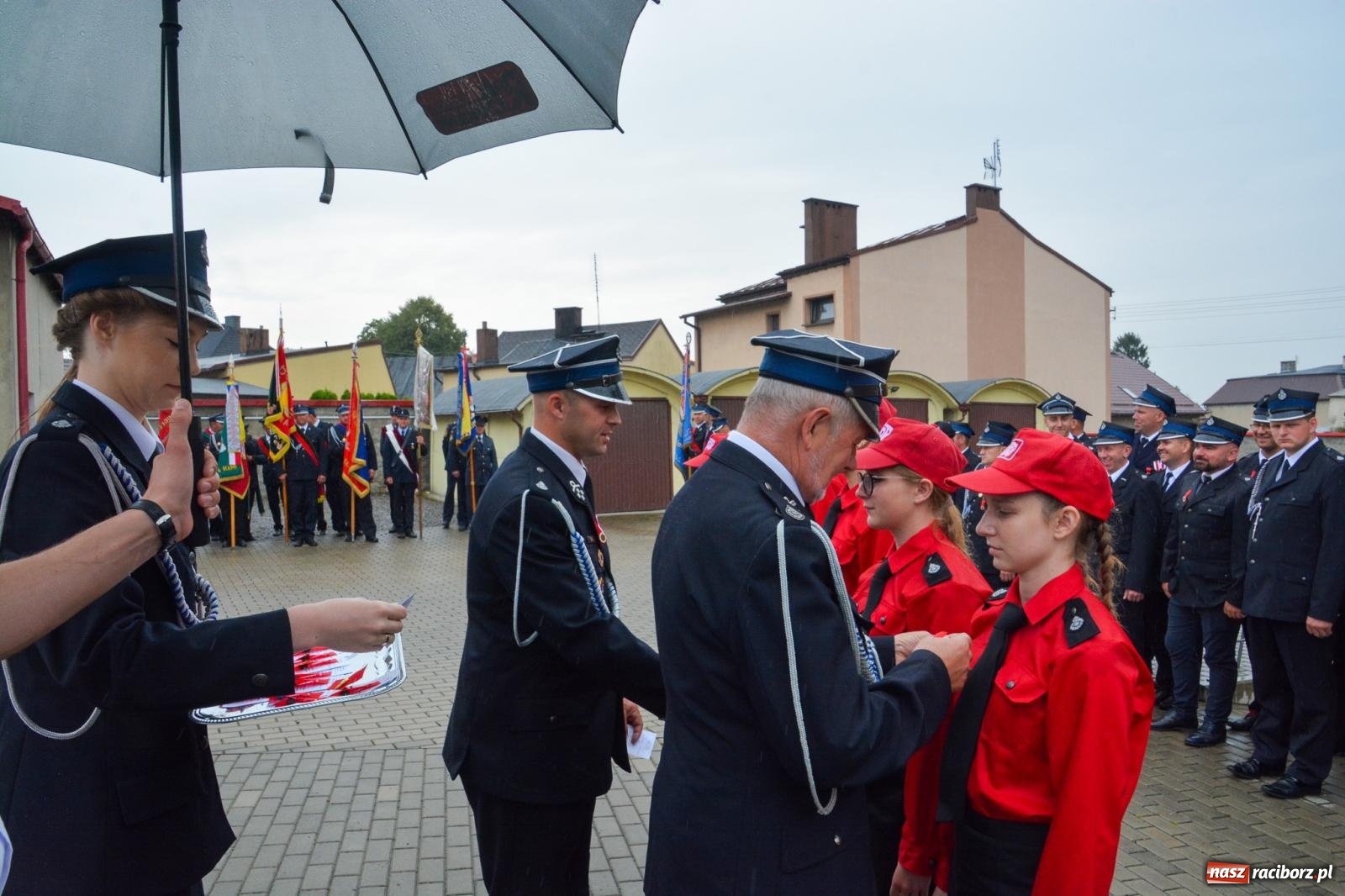Zdjęcie w galerii na portalu naszraciborz.pl: Taki prezent na strażackie urodziny zdarza się rzadko. OSP Krzanowice świętuje 135-lecie [FOTO i WIDEO] wiadomości z regionu