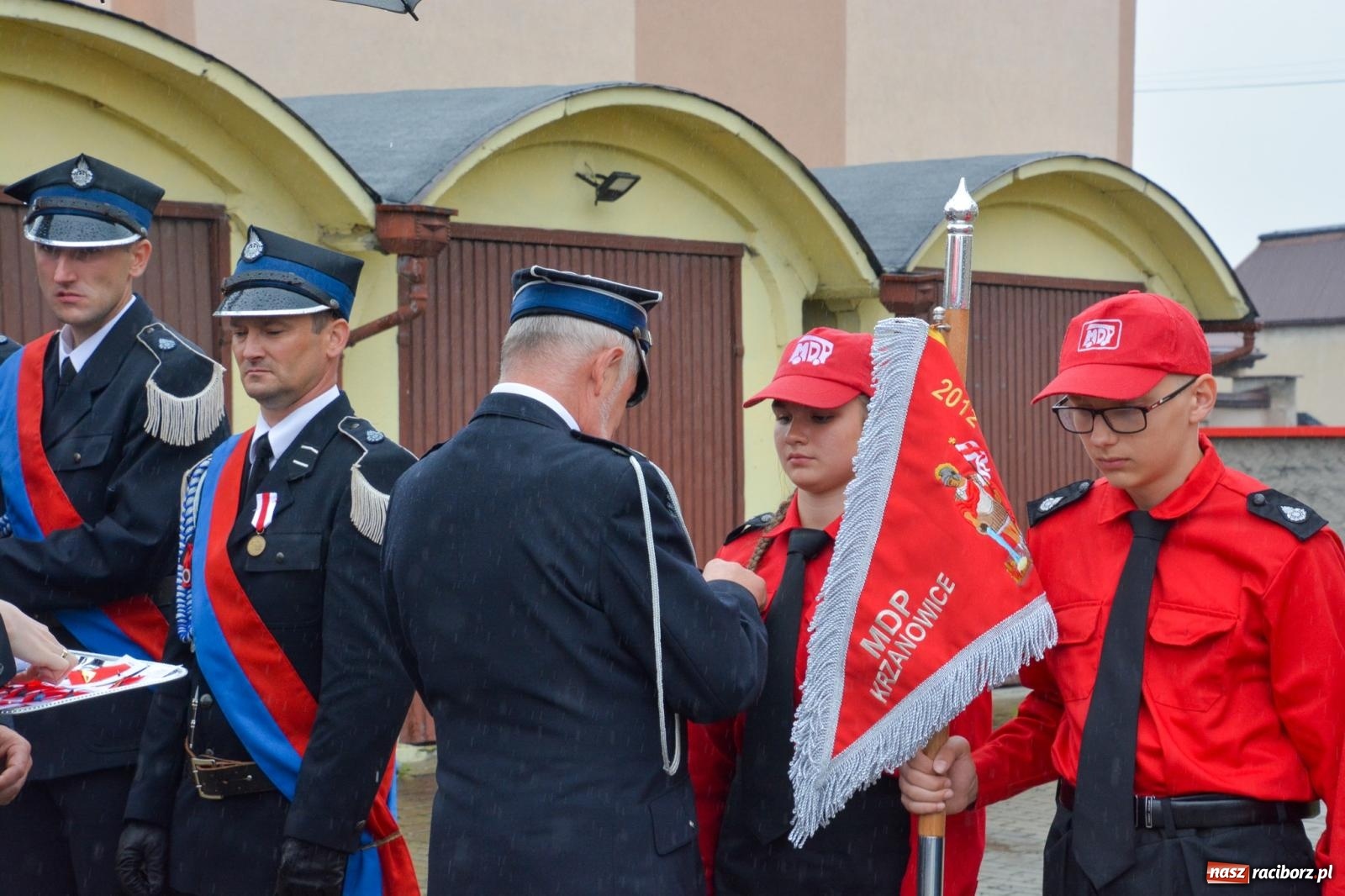 Zdjęcie w galerii na portalu naszraciborz.pl: Taki prezent na strażackie urodziny zdarza się rzadko. OSP Krzanowice świętuje 135-lecie [FOTO i WIDEO] wiadomości z regionu
