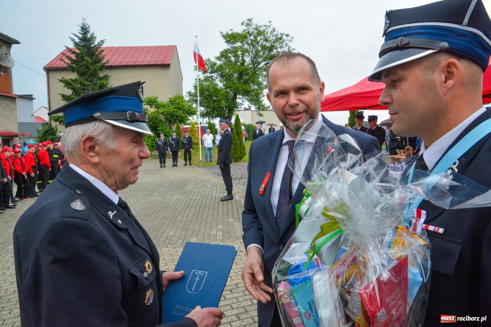 Zdjęcie w galerii na portalu naszraciborz.pl: Taki prezent na strażackie urodziny zdarza się rzadko. OSP Krzanowice świętuje 135-lecie [FOTO i WIDEO] wiadomości z regionu