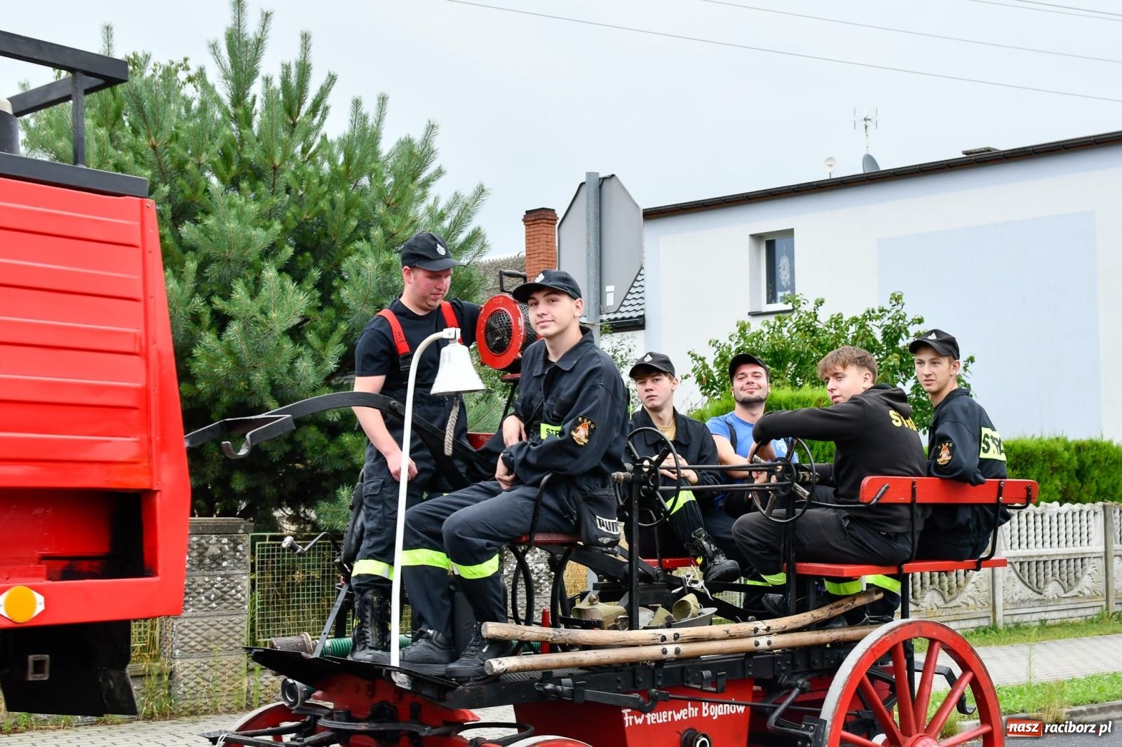 Zdjęcie w galerii na portalu naszraciborz.pl: Tworków z pucharem wójta Krzyżanowic na zawodach w Bieńkowicach wiadomości z regionu