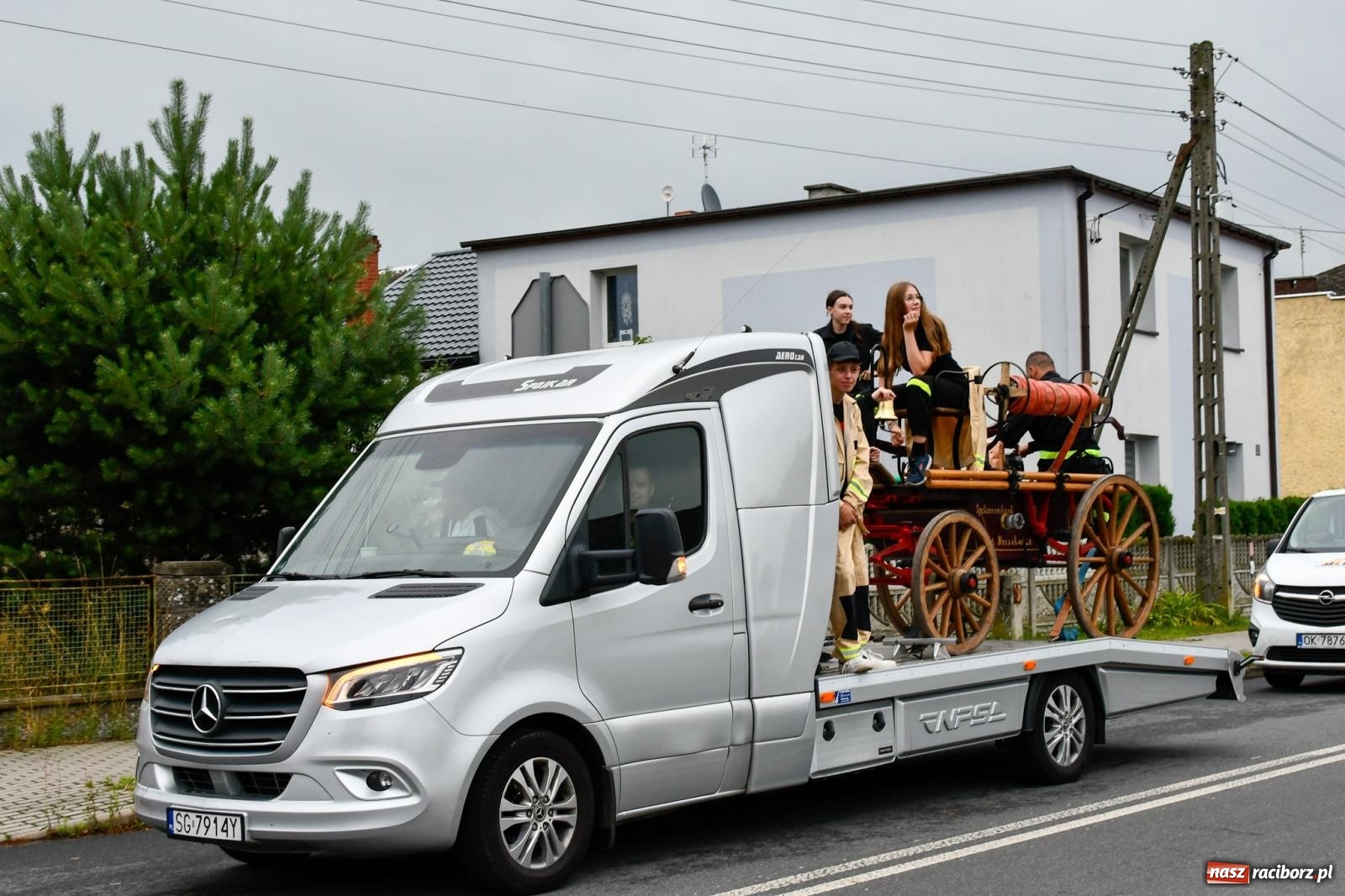 Zdjęcie w galerii na portalu naszraciborz.pl: Tworków z pucharem wójta Krzyżanowic na zawodach w Bieńkowicach wiadomości z regionu