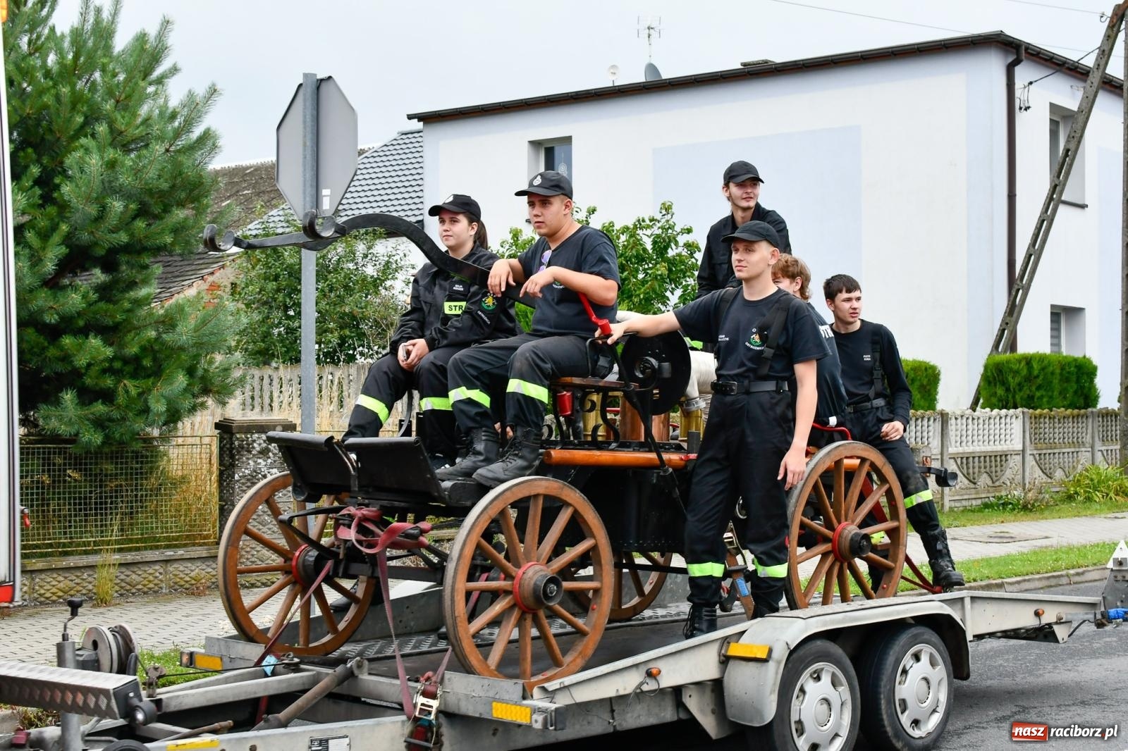 Zdjęcie w galerii na portalu naszraciborz.pl: Tworków z pucharem wójta Krzyżanowic na zawodach w Bieńkowicach wiadomości z regionu