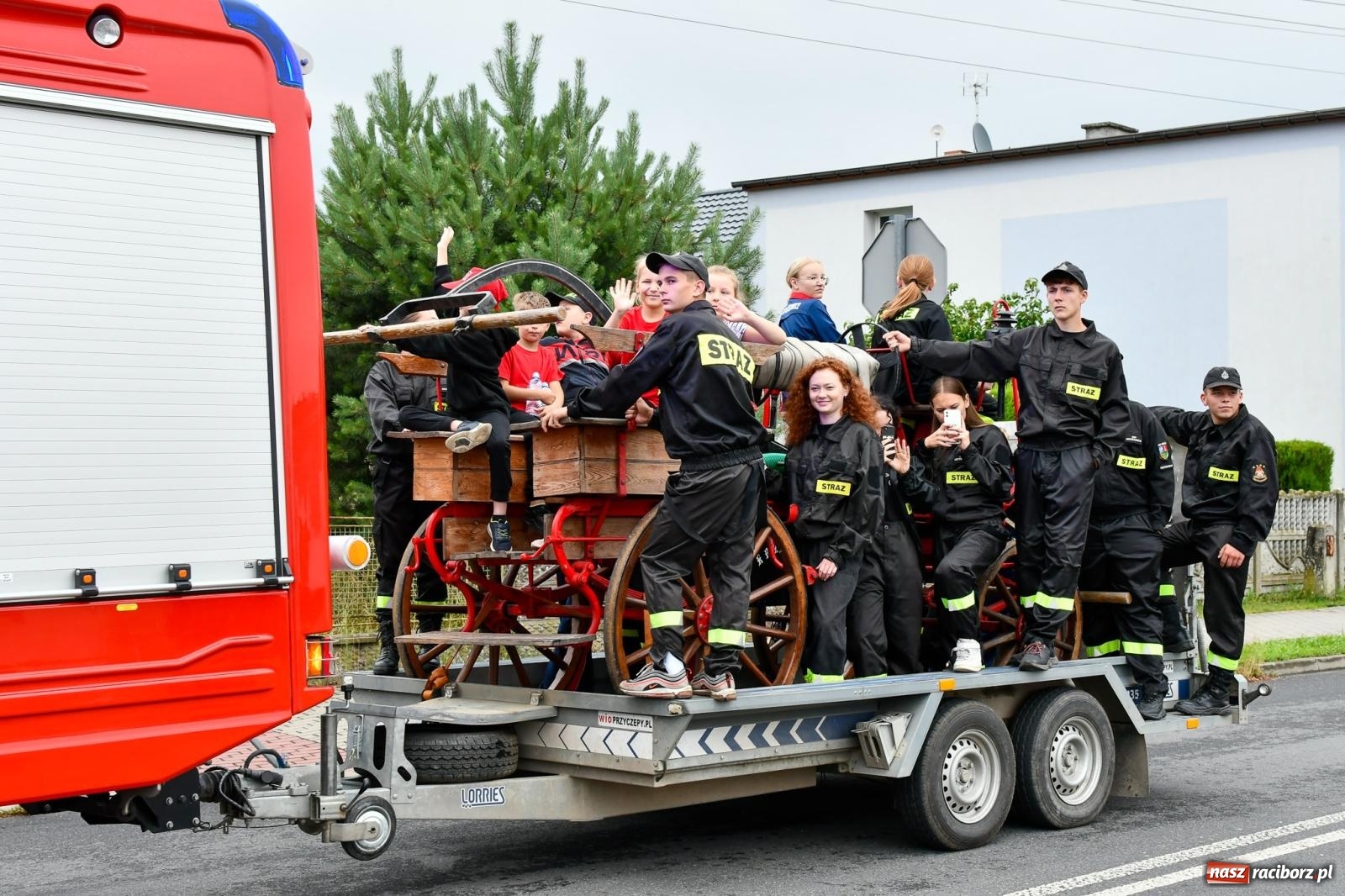 Zdjęcie w galerii na portalu naszraciborz.pl: Tworków z pucharem wójta Krzyżanowic na zawodach w Bieńkowicach wiadomości z regionu