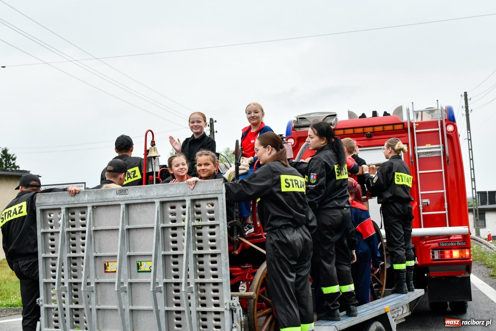 Zdjęcie w galerii na portalu naszraciborz.pl: Tworków z pucharem wójta Krzyżanowic na zawodach w Bieńkowicach wiadomości z regionu