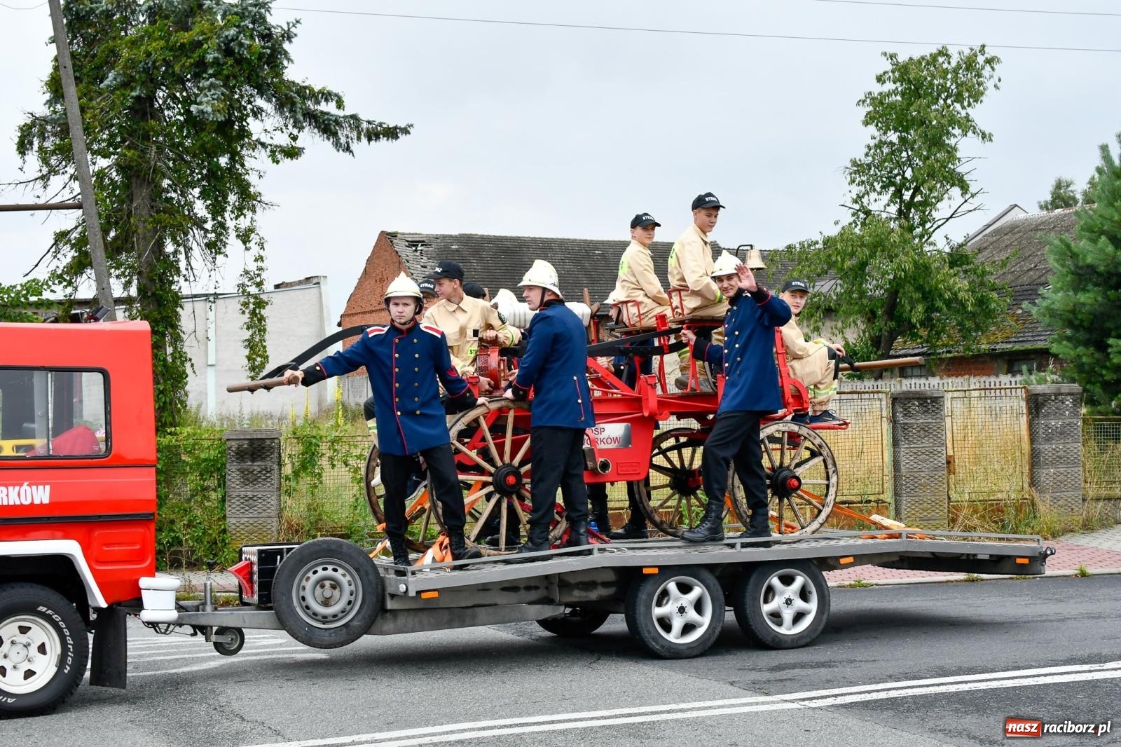 Zdjęcie w galerii na portalu naszraciborz.pl: Tworków z pucharem wójta Krzyżanowic na zawodach w Bieńkowicach wiadomości z regionu