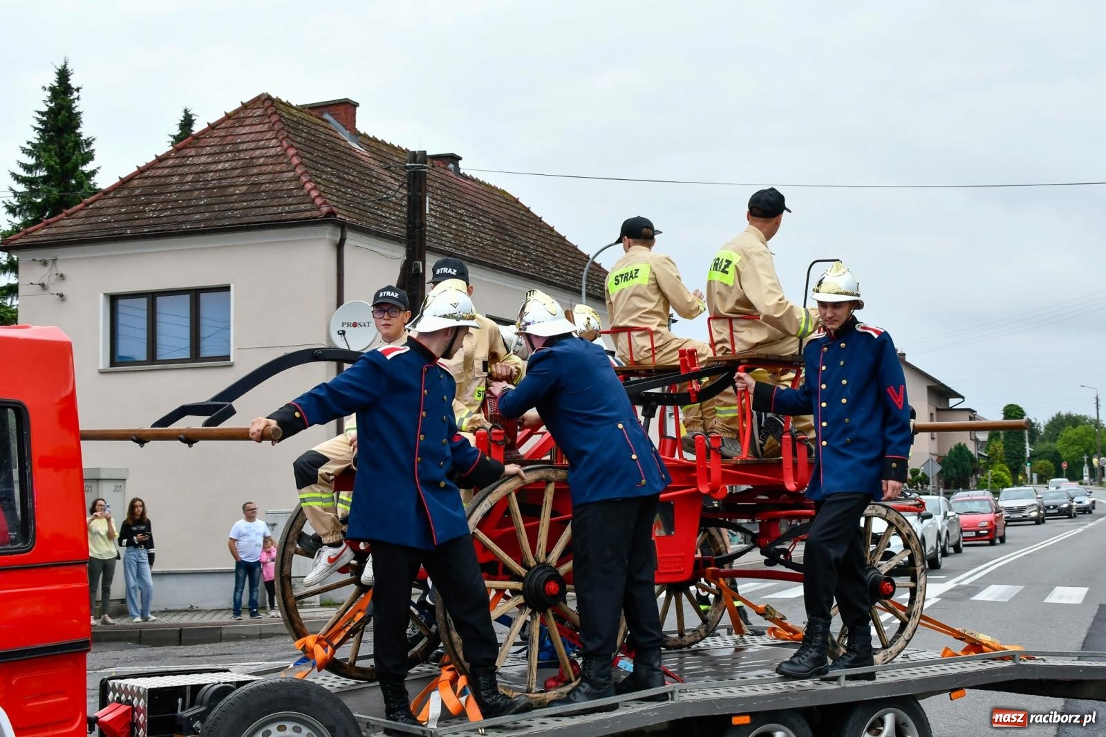 Zdjęcie w galerii na portalu naszraciborz.pl: Tworków z pucharem wójta Krzyżanowic na zawodach w Bieńkowicach wiadomości z regionu