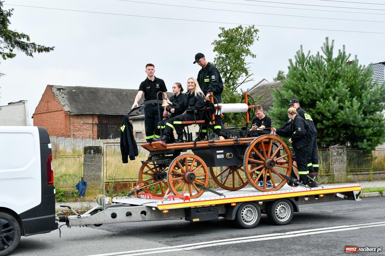 Zdjęcie w galerii na portalu naszraciborz.pl: Tworków z pucharem wójta Krzyżanowic na zawodach w Bieńkowicach wiadomości z regionu