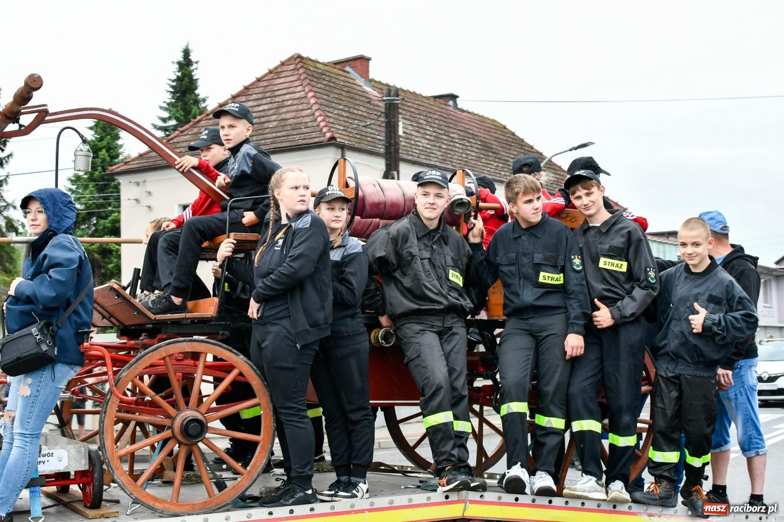 Zdjęcie w galerii na portalu naszraciborz.pl: Tworków z pucharem wójta Krzyżanowic na zawodach w Bieńkowicach wiadomości z regionu