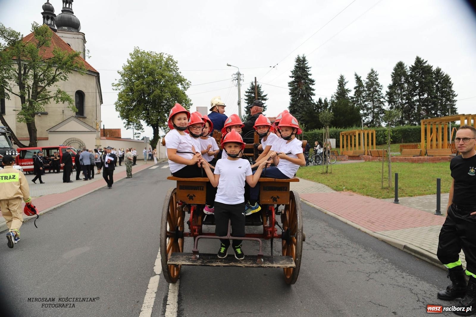 Zdjęcie w galerii na portalu naszraciborz.pl: Tworków z pucharem wójta Krzyżanowic na zawodach w Bieńkowicach wiadomości z regionu