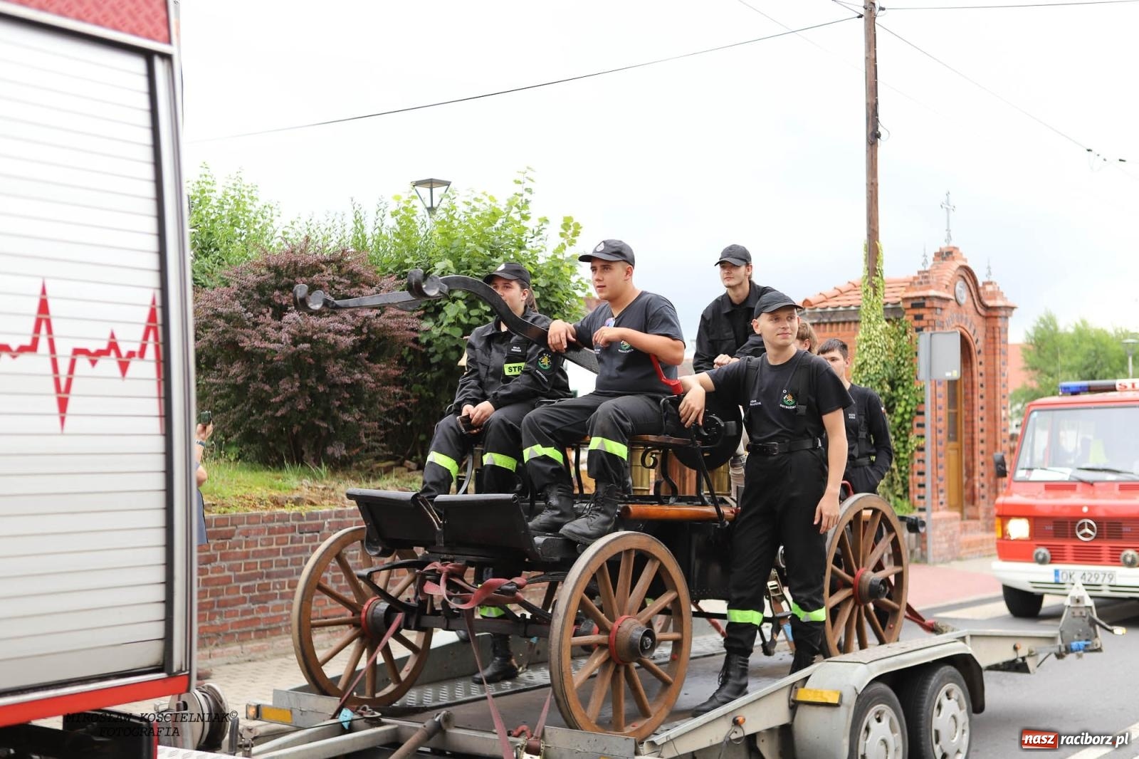 Zdjęcie w galerii na portalu naszraciborz.pl: Tworków z pucharem wójta Krzyżanowic na zawodach w Bieńkowicach wiadomości z regionu