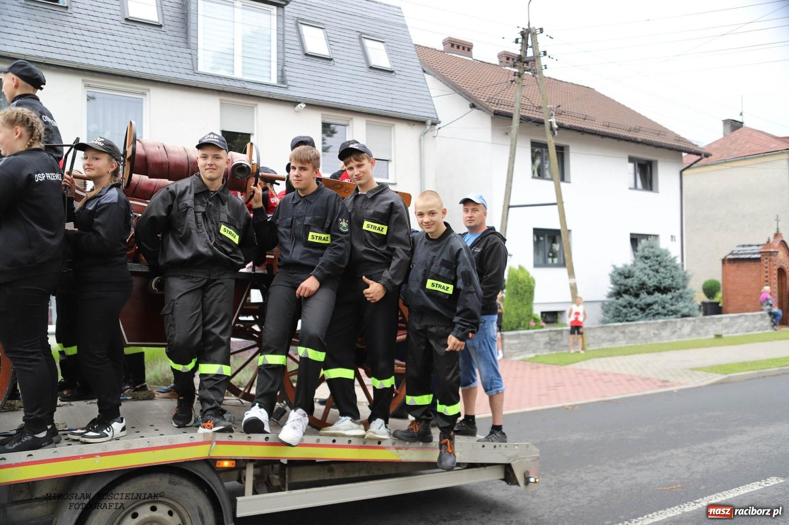 Zdjęcie w galerii na portalu naszraciborz.pl: Tworków z pucharem wójta Krzyżanowic na zawodach w Bieńkowicach wiadomości z regionu