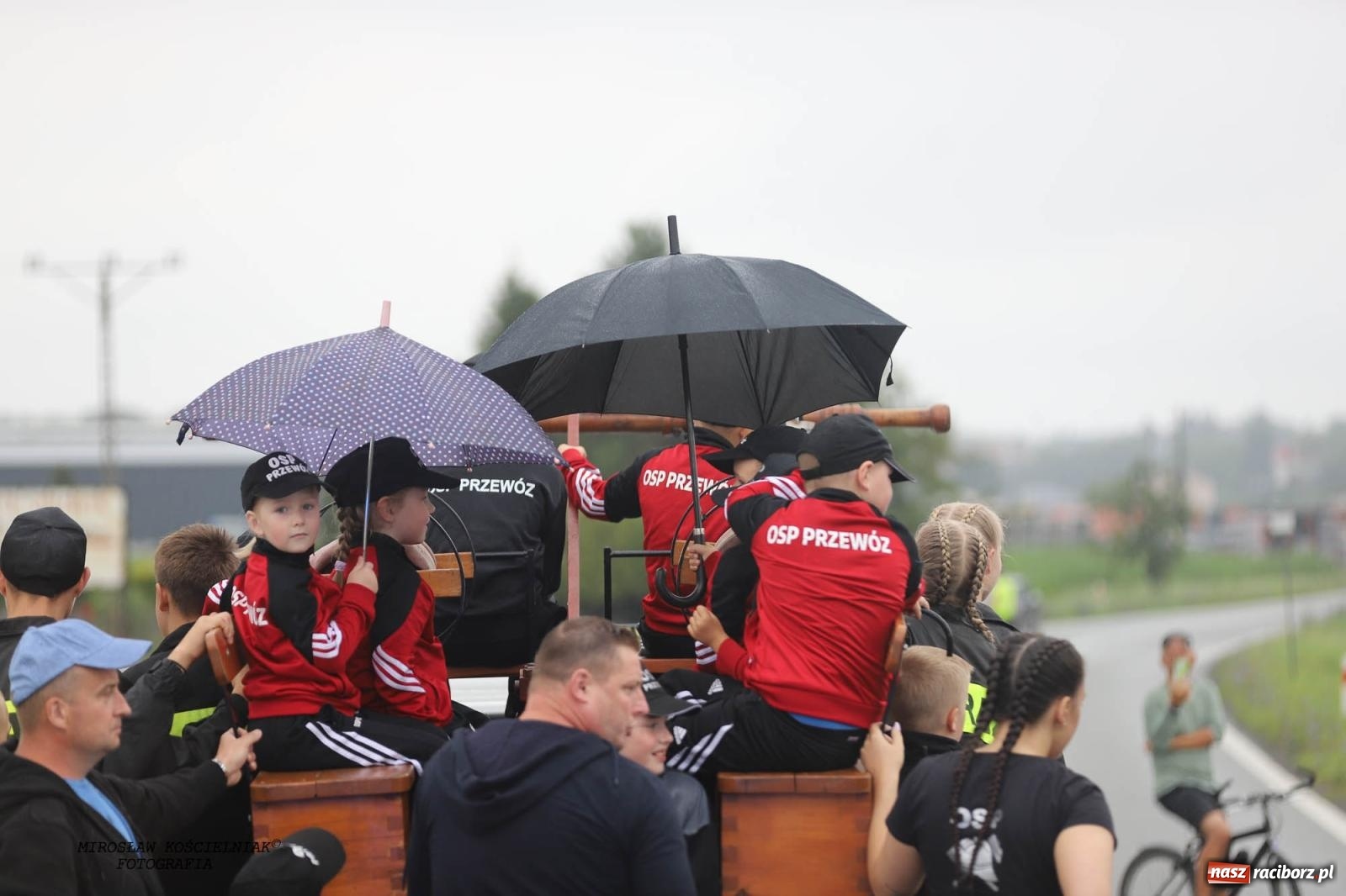 Zdjęcie w galerii na portalu naszraciborz.pl: Tworków z pucharem wójta Krzyżanowic na zawodach w Bieńkowicach wiadomości z regionu