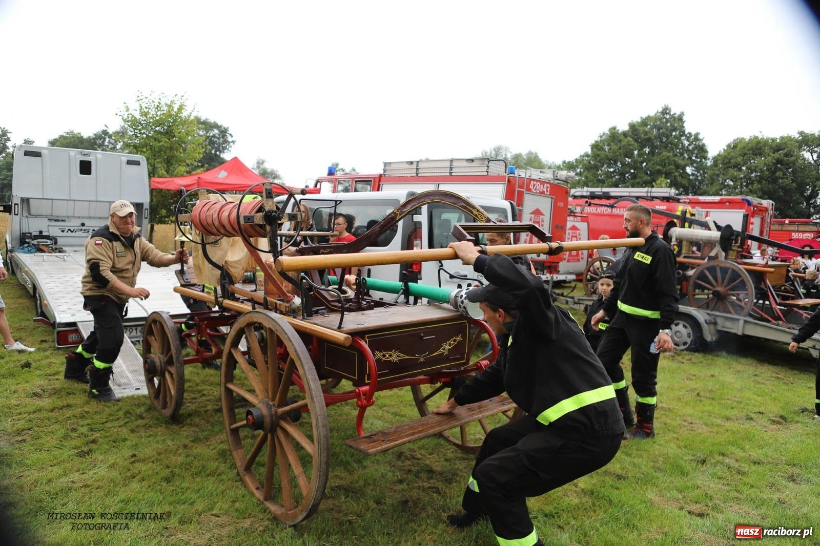 Zdjęcie w galerii na portalu naszraciborz.pl: Tworków z pucharem wójta Krzyżanowic na zawodach w Bieńkowicach wiadomości z regionu