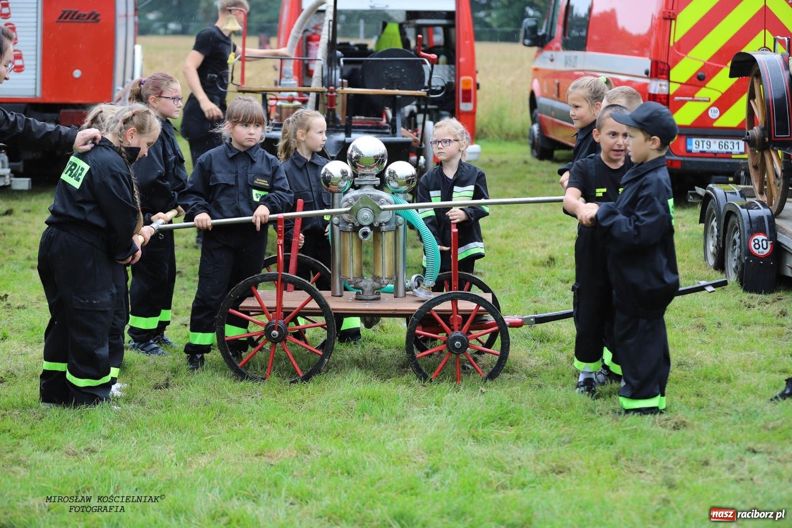 Zdjęcie w galerii na portalu naszraciborz.pl: Tworków z pucharem wójta Krzyżanowic na zawodach w Bieńkowicach wiadomości z regionu