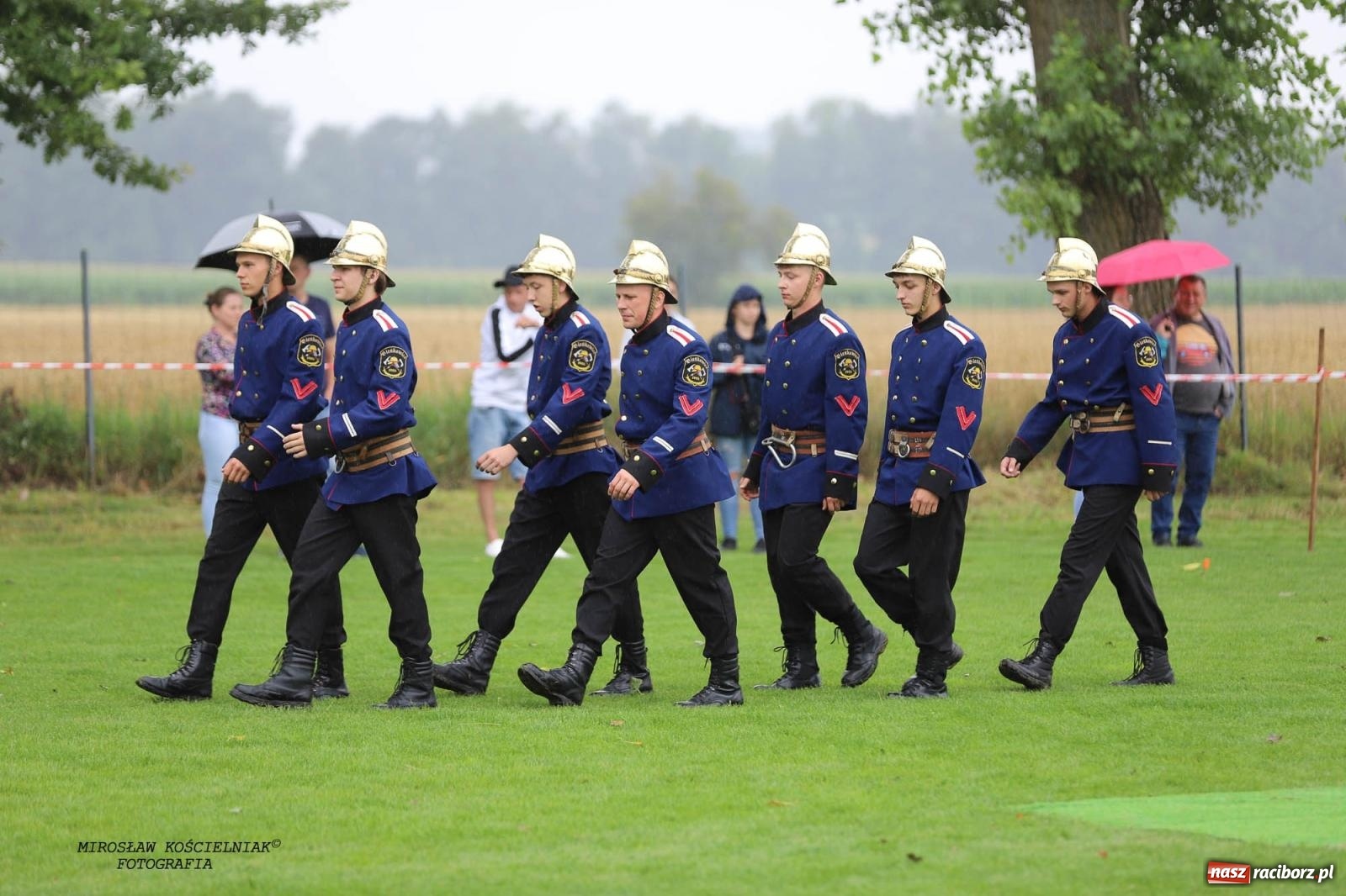 Zdjęcie w galerii na portalu naszraciborz.pl: Tworków z pucharem wójta Krzyżanowic na zawodach w Bieńkowicach wiadomości z regionu
