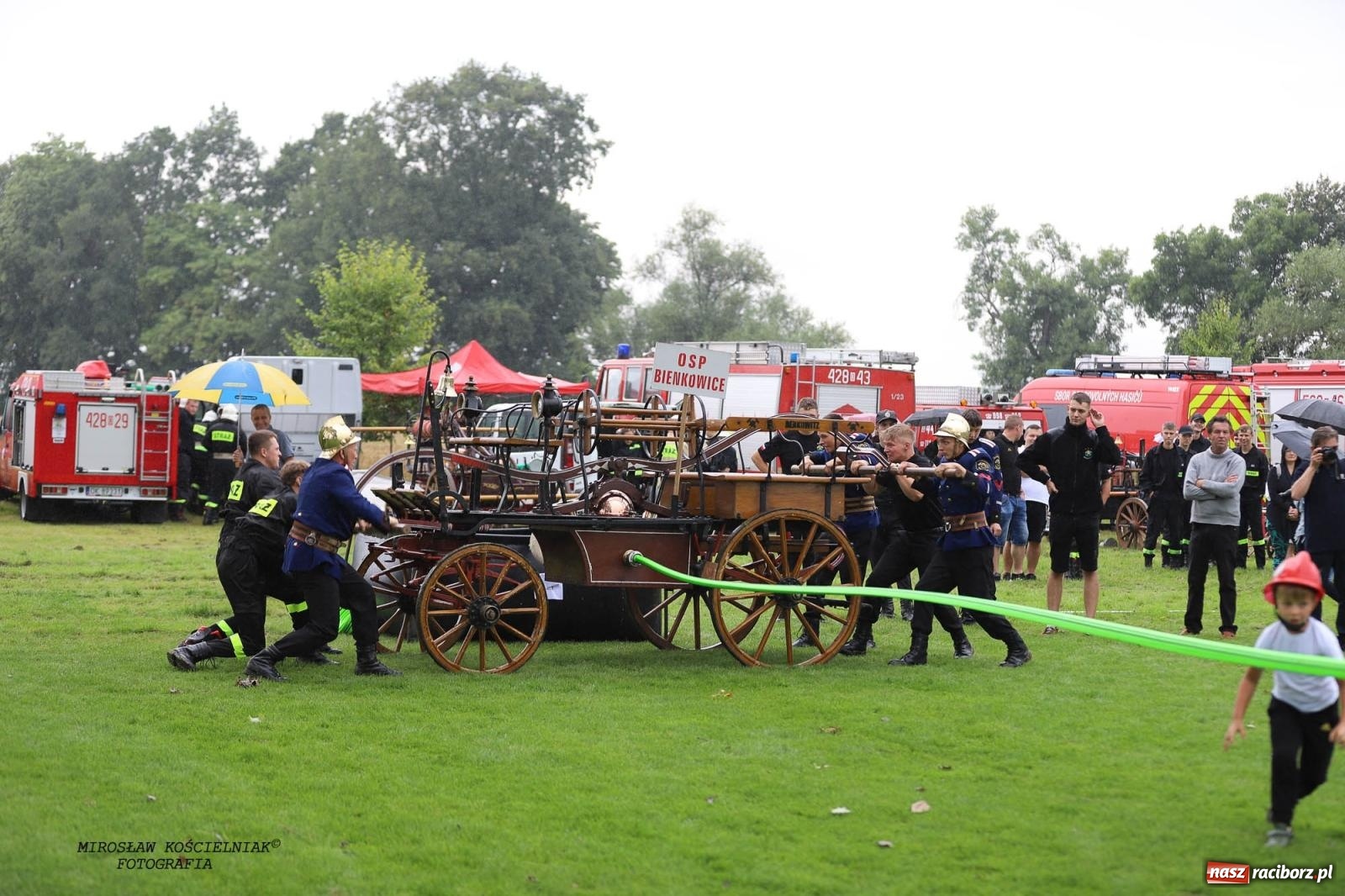 Zdjęcie w galerii na portalu naszraciborz.pl: Tworków z pucharem wójta Krzyżanowic na zawodach w Bieńkowicach wiadomości z regionu