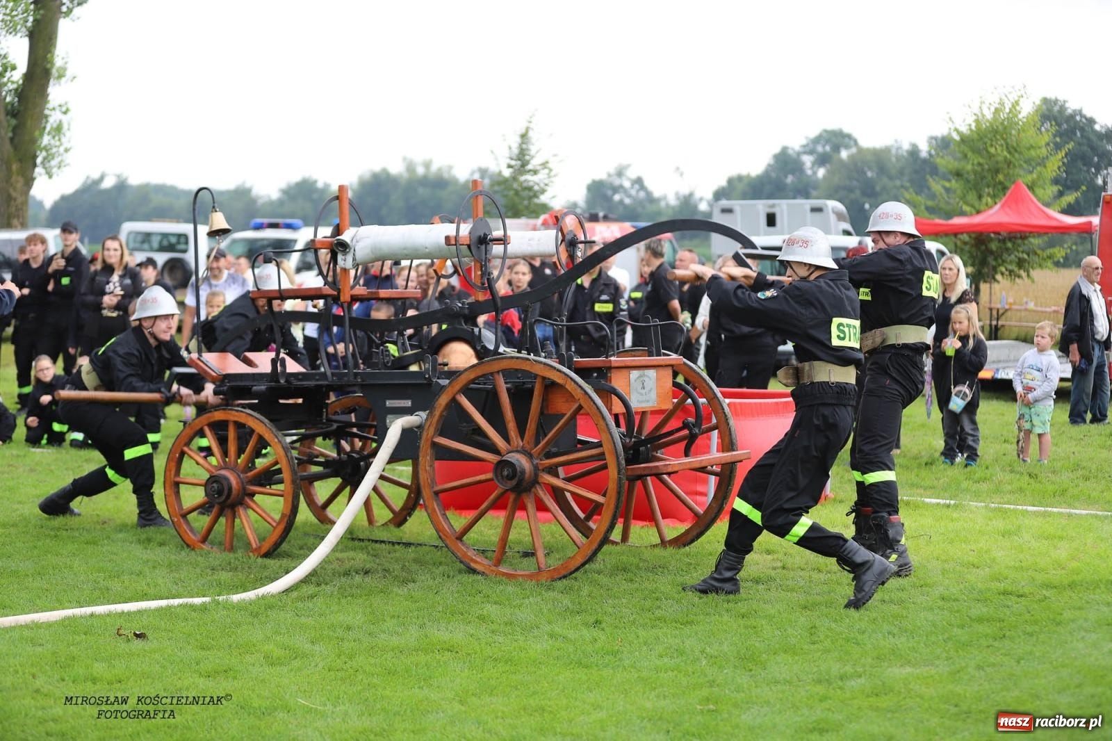 Zdjęcie w galerii na portalu naszraciborz.pl: Tworków z pucharem wójta Krzyżanowic na zawodach w Bieńkowicach wiadomości z regionu